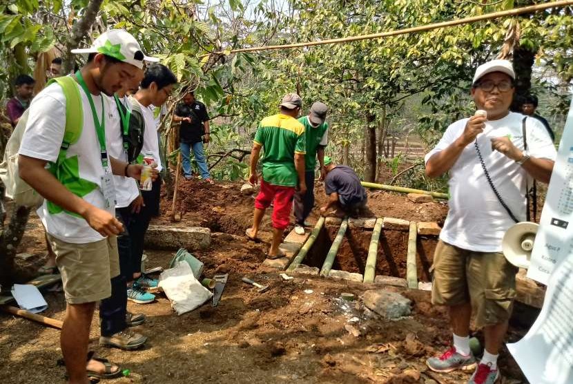 Sobat Air ADES membantu warga Desa Nglanggeran, Gunungkidul, DIY, membuat sumur serapan.