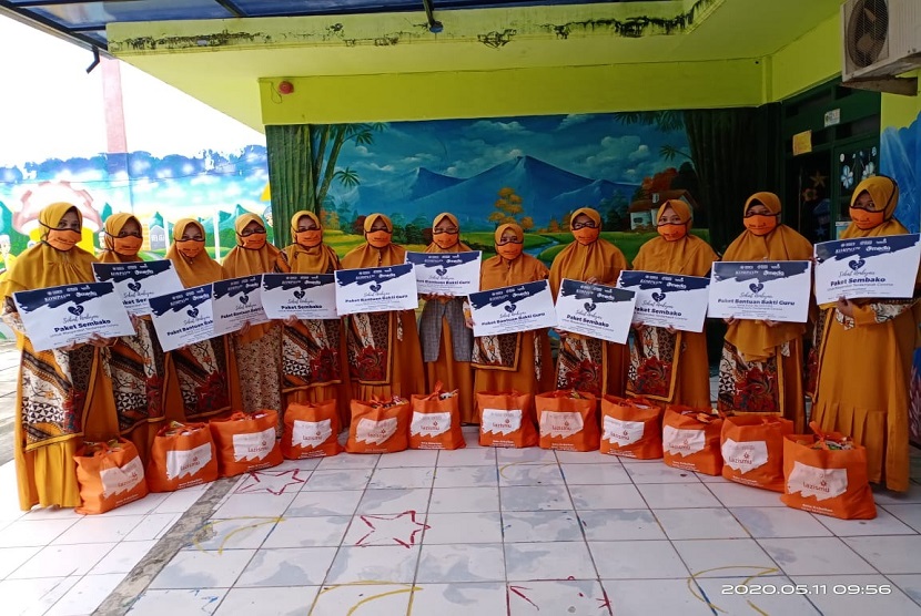Sobat Ambyar melalui Lazismu mendonasikan paket sembako dan uang tunai kepada para guru di Jabodetabek. 