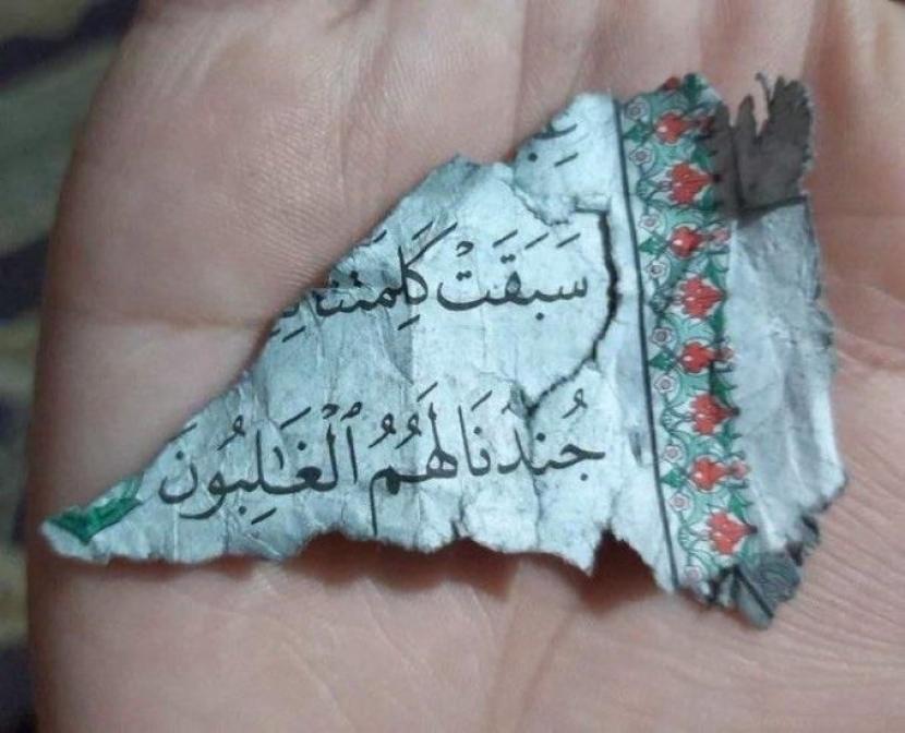 Secarik Alquran bertuliskan surat As-Saffa tayat 173 ditemukan di reruntuhan Masjid Gaza. 