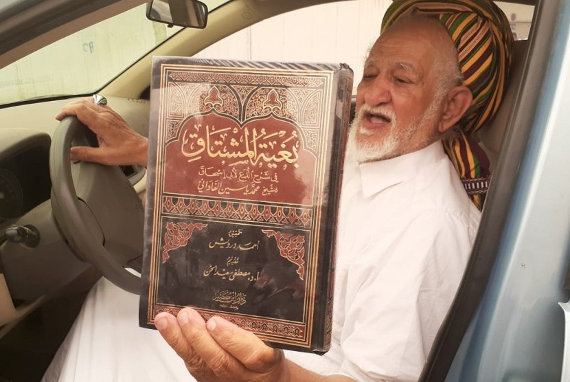 Soddiq bin Muhammad saat menunjukkan Kitab Bugyat Al Musytaq yang ditulis oleh Syekh Yasin Fadani, Selasa (6/8). 