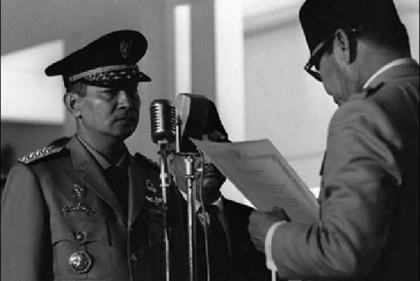 Soeharto ketika menerima mandat presiden dari Soekarno