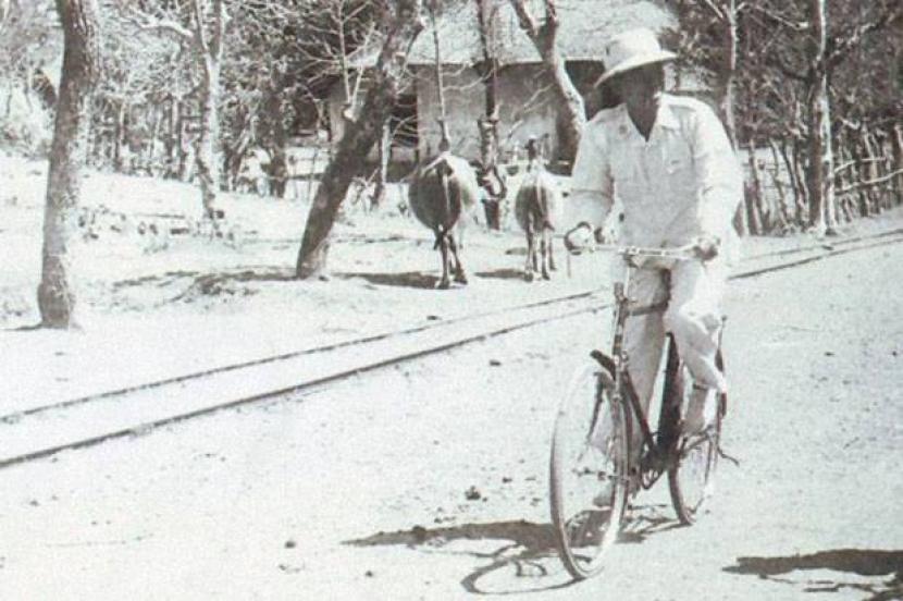 Soekarno bersepeda keiling kampung.