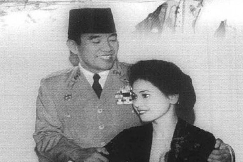 Sukarno membonceng Fatmawati.