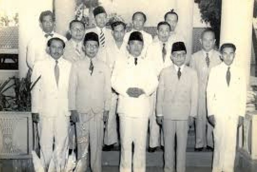 Seokarno menyallami M Natisr seusai di sumpah sebagai perdana menteri seusai disuma