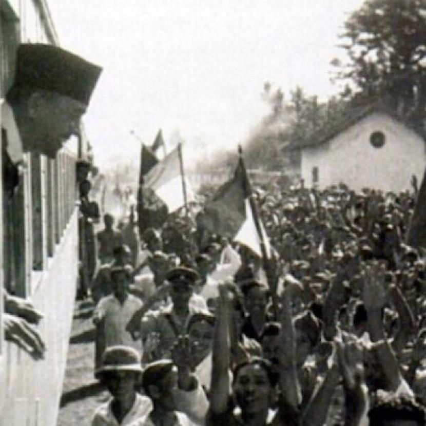 Soekarno muncul dari jendela kereta pai menyambut teriakan masa rakyat pada masa revolusi