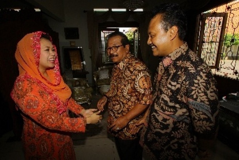 Soekarwo (center)