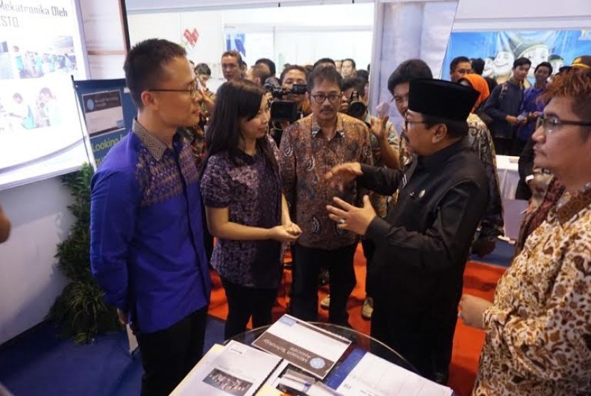 Soekarwo, Gubernur Jawa Timur, mengunjungi booth ZTE pada acara Jatim Expo