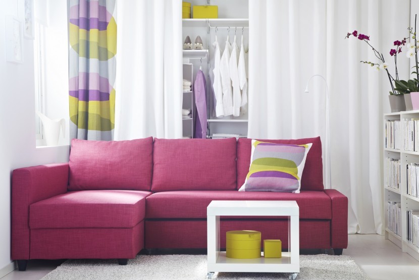 Sofa dengan dudukan yang nyaman menjadikan suasana berbagi terasa lebih santai dan akrab. 