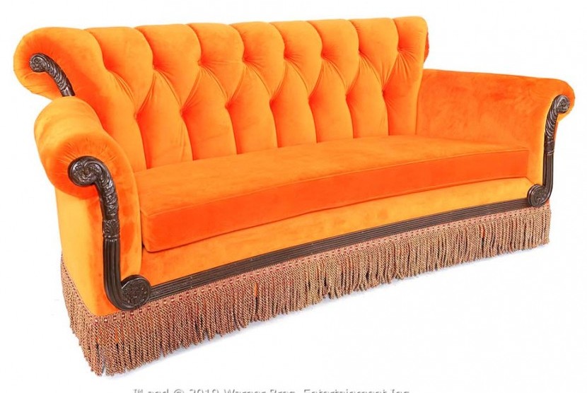 Sofa oranye yang tampil di setiap pembuka episode Friends akan dilelang ke publik.