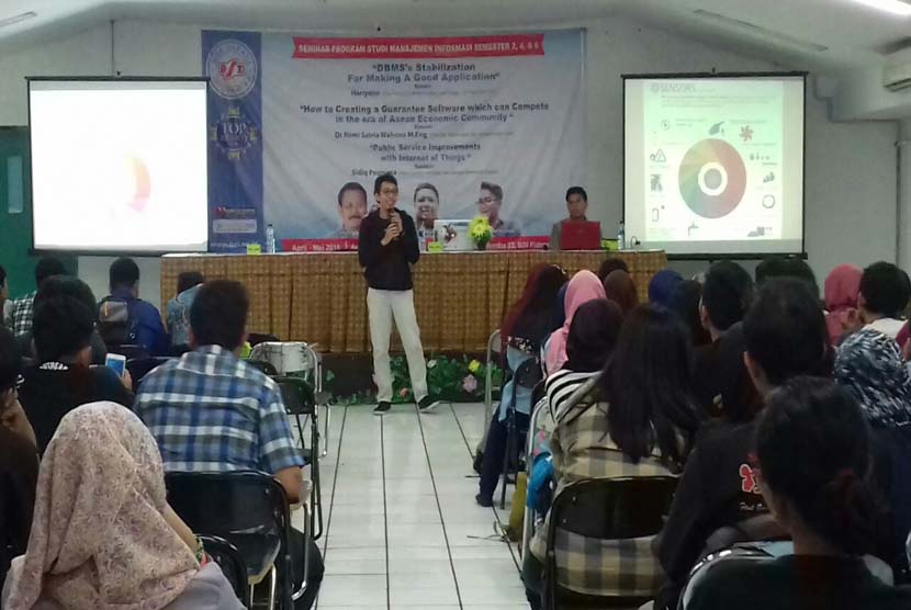 Sofian Hadiwijaya memberikan motivasi dan materi kepada para  mahasiswa pada seminar Internet Of Things di  Jakarta, Senin (30/5).