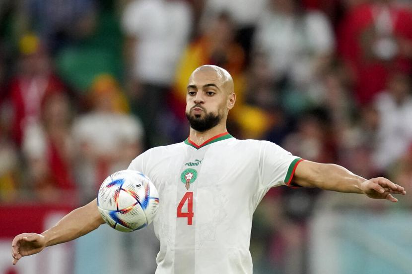  Sofyan Amrabat dari Maroko mengontrol bola selama pertandingan sepak bola grup F Piala Dunia antara Belgia dan Maroko, di Stadion Al Thumama di Doha, Qatar, Ahad, 27 November 2022. 