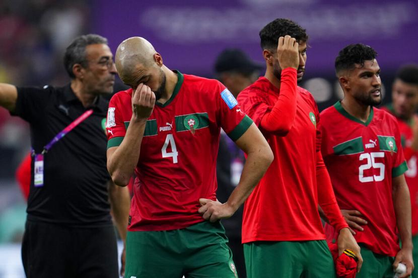  Sofyan Amrabat dari Maroko terlihat tertunduk setelah timnya kalah 0-2 dalam pertandingan sepak bola semifinal Piala Dunia di Stadion Al Bayt di Al Khor, Qatar,  Kamis (15/12) dini hari WIB.