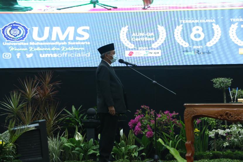 Sofyan Anif saat dilantik sebagai Rektor Universitas Muhammadiyah Surakarta (UMS) periode 2021-2025, di Gedung Edutorium UMS, Kamis (8/4). 