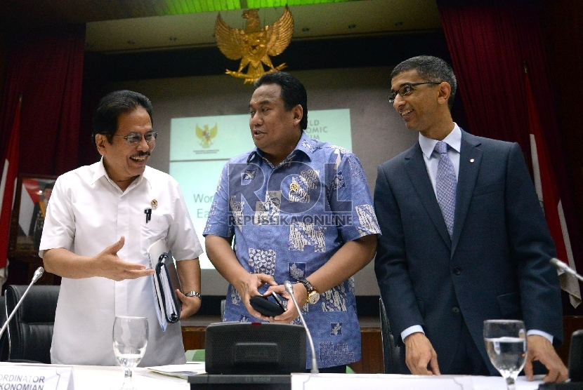 Sofyan Djalil bersama Rahmat Gobel dan Sushant Palakurthi Rao saat menyampaikan keterangan terkait pelaksanaan World Economic Forum East Asia di Jakarta, Kamis (16/4). (Prayogi/Republika).