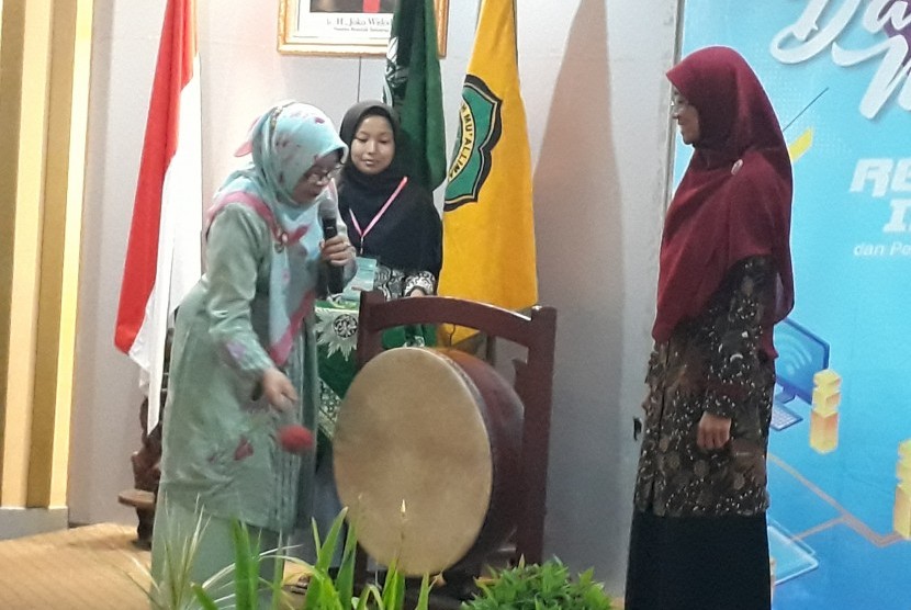 Soimah Kastolani dari Badan Pembina Harian Madrasah Muallimaat Muhammadiyah didampingi Direktur Madrasah Mu’allimaat Muhammadiyah Yogyakarta Agustyani Ernawati (baju merah) membuka acara Temu Kader Ulama Pelajar Putri Muhammadiyah 2018.