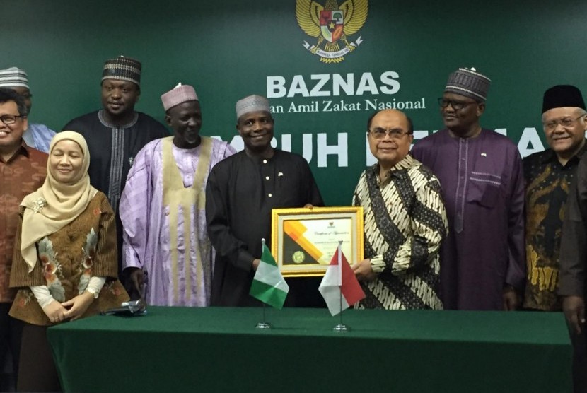 Sokoto State Zakat and Waqf Commission (Sozecom) Nigeria dengan Badan Amil Zakat Nasional (Baznas), menandatangani MoU kerja sama dalam pengelolaan zakat, digelar di Kantor Baznas, Jakarta Pusat, Ahad (21/7).