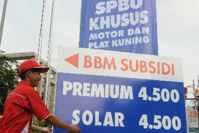 Solar bersubsidi (ilustrasi). Tim dari Direktorat Reserse Kriminal Khusus Polda Riau menggerebek gudang yang dijadikan tempat mengoplos bahan bakar minyak (BBM) jenis solar di Jalan Melati, Kelurahan Bina Widya, Kota Pekanbaru, belum lama ini. 