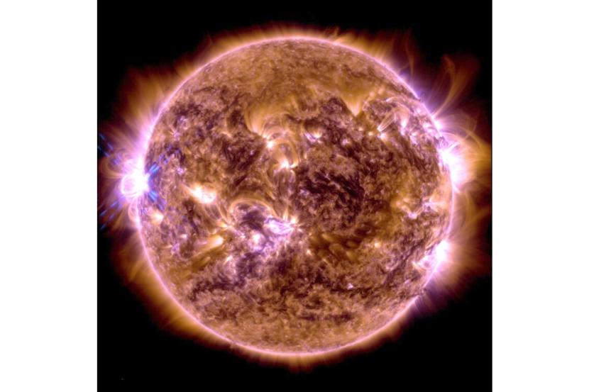 Solar Dynamics Observatory NASA menangkap gambar jilatan api matahari – seperti yang terlihat pada kilatan terang di paling kiri – pada 31 Desember 2023. Gambar tersebut menunjukkan bagian dari sinar ultraviolet ekstrem yang menyoroti material yang sangat panas dalam jilatan api, yaitu diwarnai dengan warna kuning dan oranye.