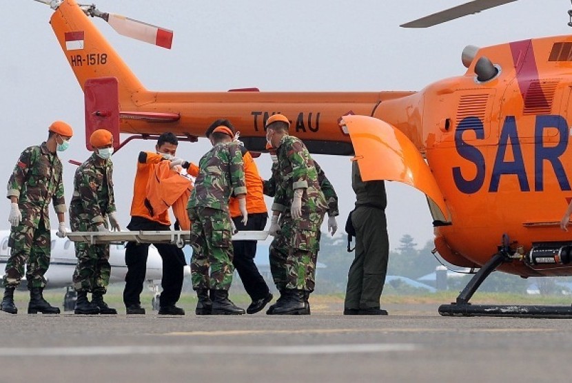 Soldiers carry the bodies of victims from the Sukhoi Superjet 100 crash, after arriving at Halim Perdana Kusuma airport in Jakarta on saturday. A rescue team found no survivors but several bodies on Thursday when it arrived at the wreckage of the Sukhoi Su