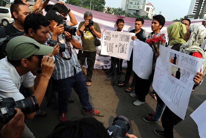 Solidaritas Jurnalis melakukan aksi damai di Bundaran HI, Jakarta, Jumat (5/9).  (Republika/ Tahta Aidilla)