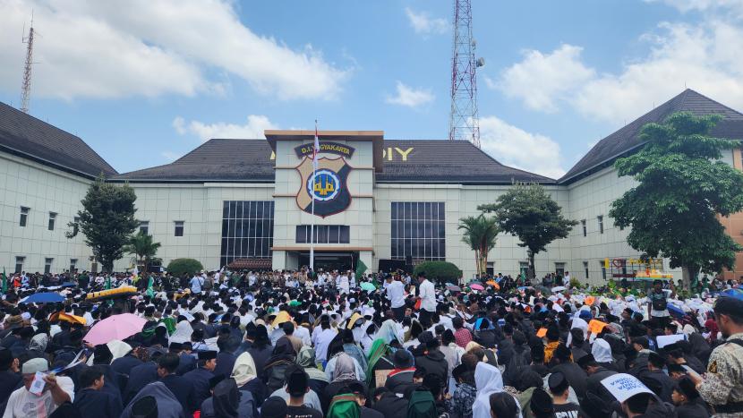 Solidaritas Santri Yogyakarta menggelar aksi di halaman depan Mapolda DIY, Selasa (29/10/2024). Hal itu dilakukan ntuk menyatakan solidaritas para santri sebagai buntut penusukan dua santri PP al-Munawwir Krapyak Yogyakarta. Aksi tersebut diikuti ribuan santri dari berbagai pondok pesantren di Yogyakarta.