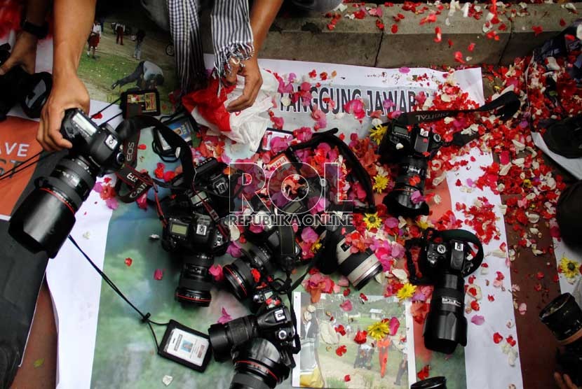   Solidaritas Wartawan Jakarta melakukan aksi keprihatinan di depan Kemenkopolhukam, Jakarta, Rabu (17/10).  (Yasin Habibi)