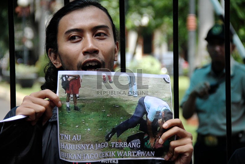  Solidaritas Wartawan Jakarta melakukan aksi keprihatinan di depan gedung Kemenkopolhukam, Jakarta, Rabu (17/10).  (Yasin Habibi)