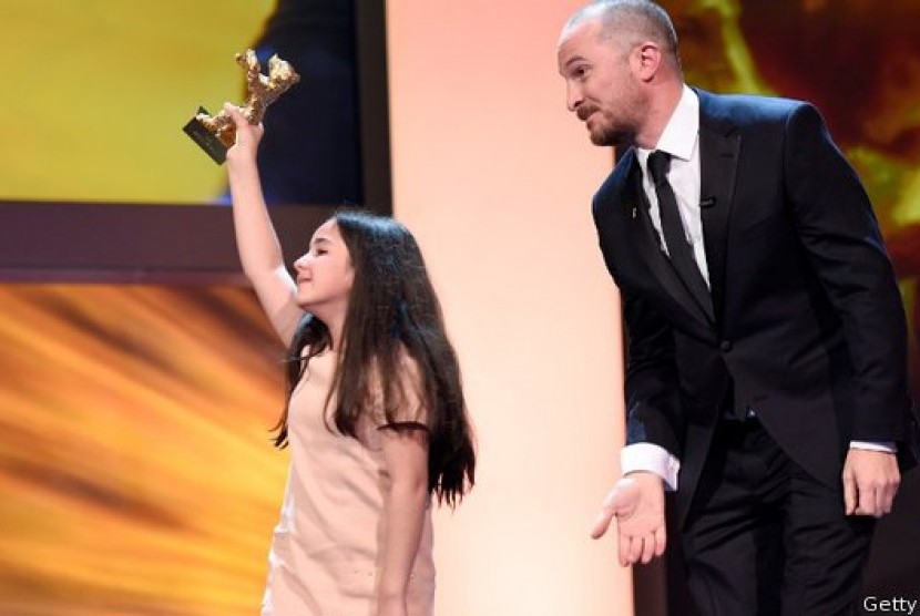 Solmaz Panahi, aktis dan anak perempuan dari Jafar Panahi, ketika menerima Golden Bear dari Darren Aronofsky.