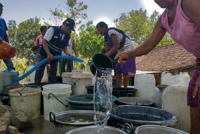 Solopeduli mendistribusikan bantuan air bersih bagi warga terdampak kekeringan di Kecamatan Jenar, Kabupaten Sragen, Jawa Tengah.