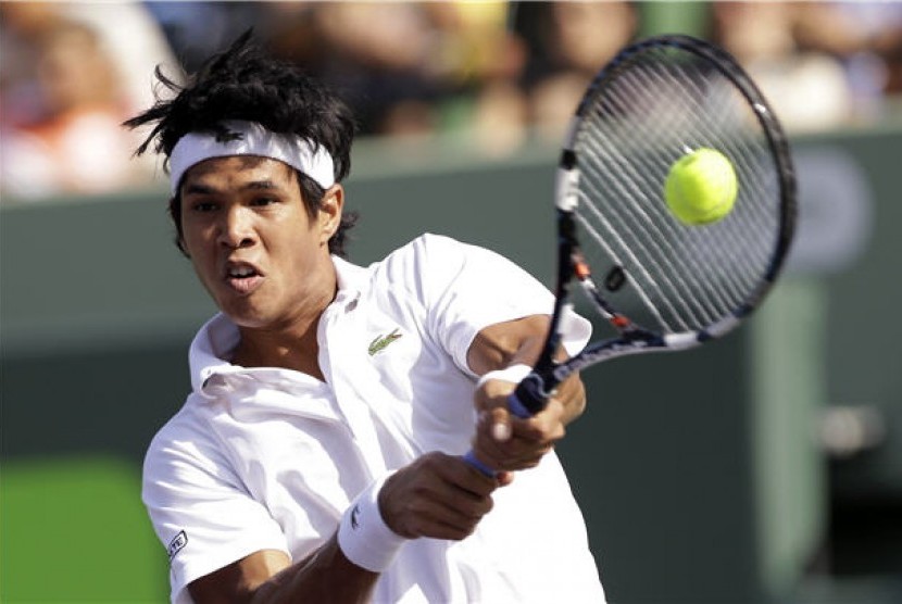 Somdev Devvarman, petenis asal India, membalikan pukulan petenis Serbia, Novak Djokovic, di laga turnamen tenis Sony Terbuka di Key Biscayne, Florida, Ahad (24/3). 