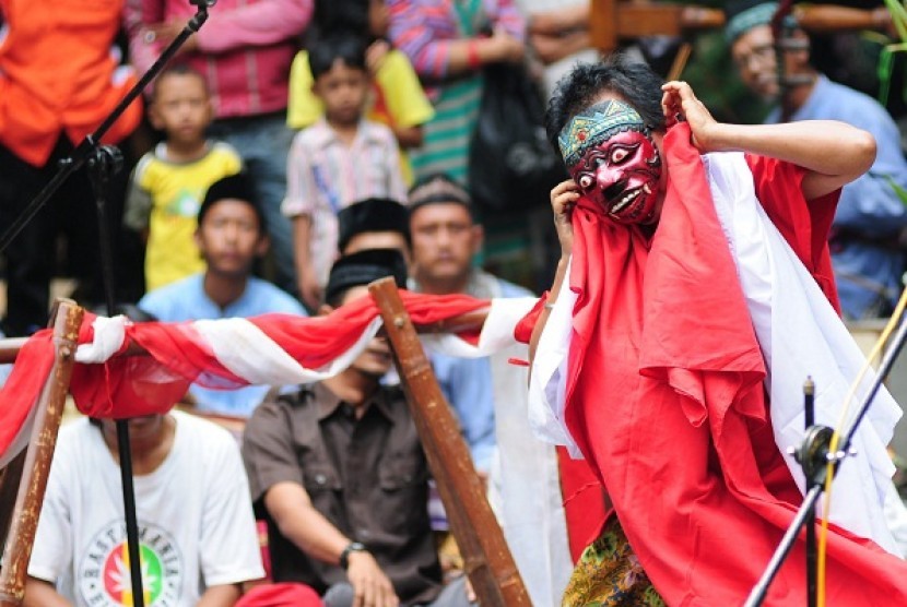 Some actors play Topeng Blantek in Betawi Culture Festival in Srengseng, West Jakarta, in June. (file photo)  