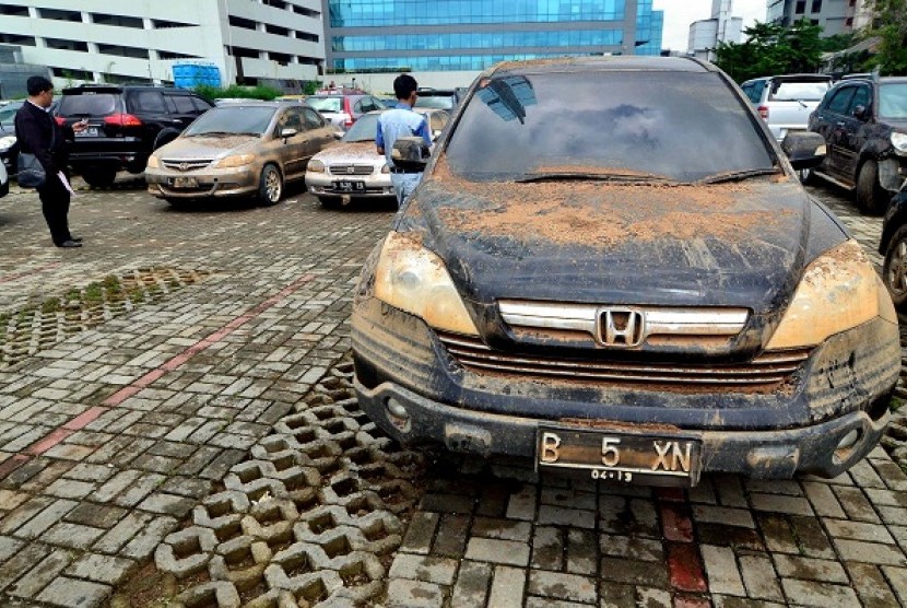  Some cars are evacuated from the basement of Plaza UOB in Jakarta on Tuesday. 