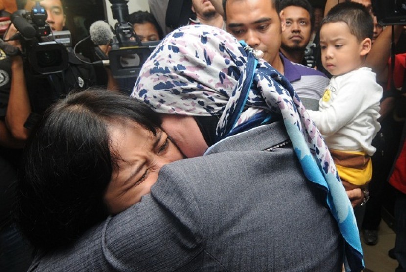 Keluarga para penumpang pesawat Sukhoi Superjet-100, di Halim Perdanakusumah, Jakarta