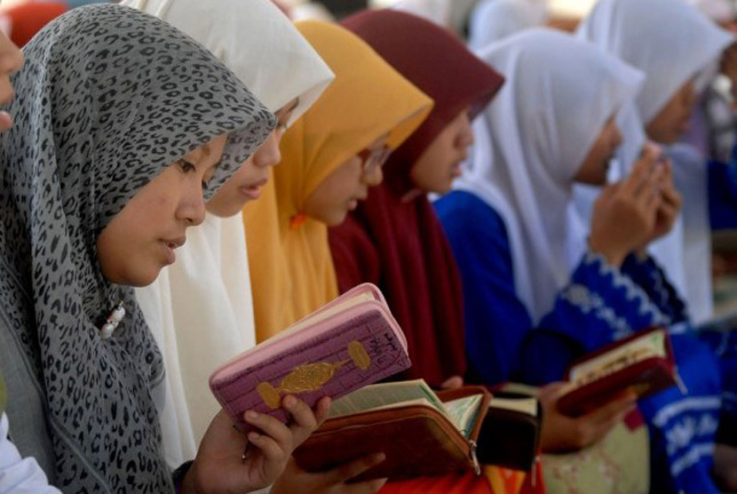 Some female students recite Quran in their Islamic boardinng school. West Java plans to build an ecotourism-based Islamic boarding school, where people can learn Islam in fun ways. (illustration).