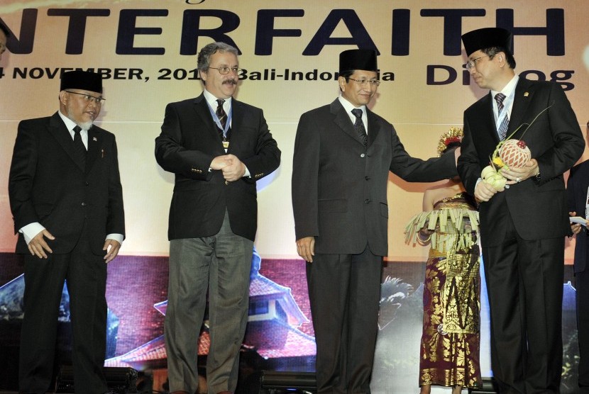 Some figures including the head of Organization of the Islamic Conference Member States (PUIC), Marzuki Alie (right), attend an interfaith dialogue in Nusa Dua, Bali. The event was opened on November 22.  