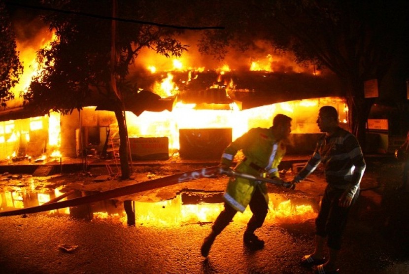 Some fire brigade officers tries to extenguish fire. (file photo)