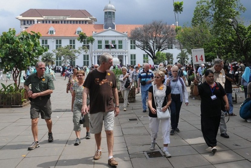 Some foreign tourists enjoy an old Ducth heritage buildings in Jakarta. Governor of Jakarta Joko Widodo plans to visit Malaysia to promote potential tourism in Jakarta. (illustration)  