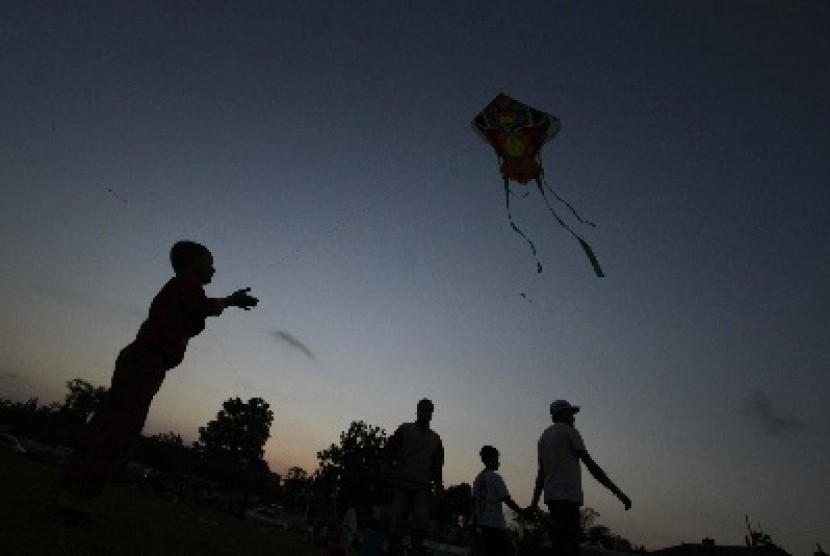 Some kids fly kites. (Illustration)