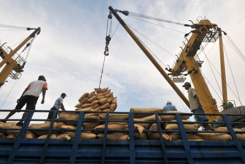 Some labor unload fertilizer from a cargo ship in a commercial port in Surabaya. (illustration)  