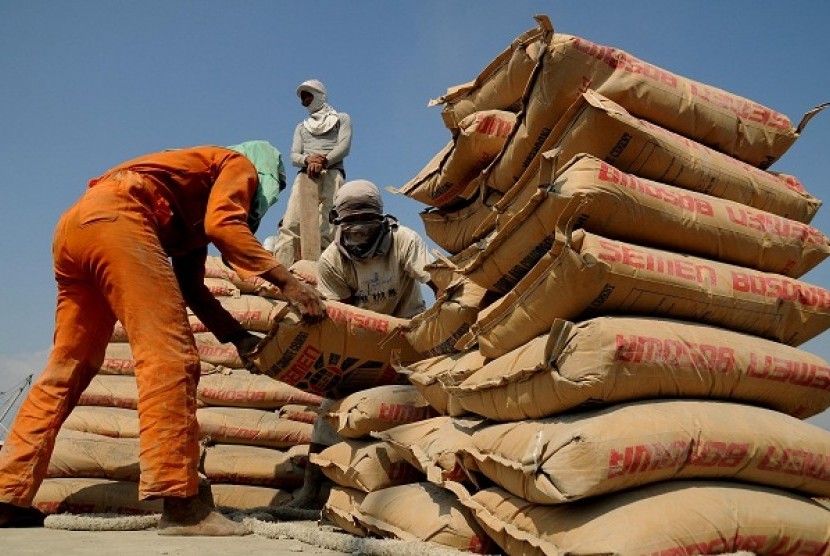 Some labors work unload cement cargo. Minister of Manpower and Transmigration Muhaimin Iskandar claims that the minimum wage for labors and workers in Indonesia has improved. 