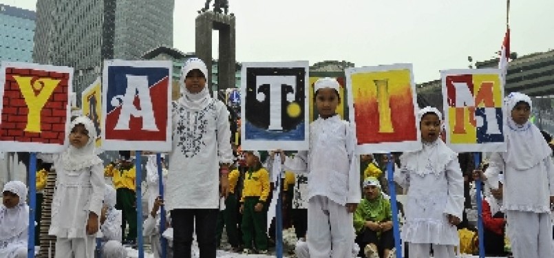 Some orphans celebrate Orphans' Day in Jakarta (illustration).   