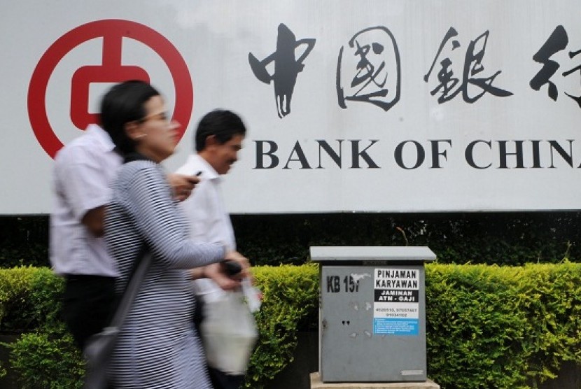 Some passers by walk in front of a foreign bank in Jakarta. (illustration) 