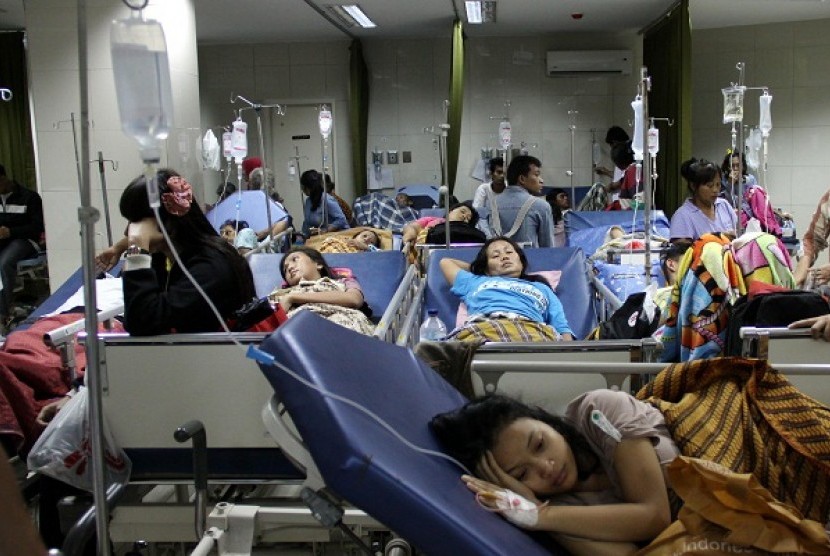 Some patients receive treatment in a hospital in Jakarta. Five state universities in Indonesia forms a consortium to strengthen global health policy. (illustration)