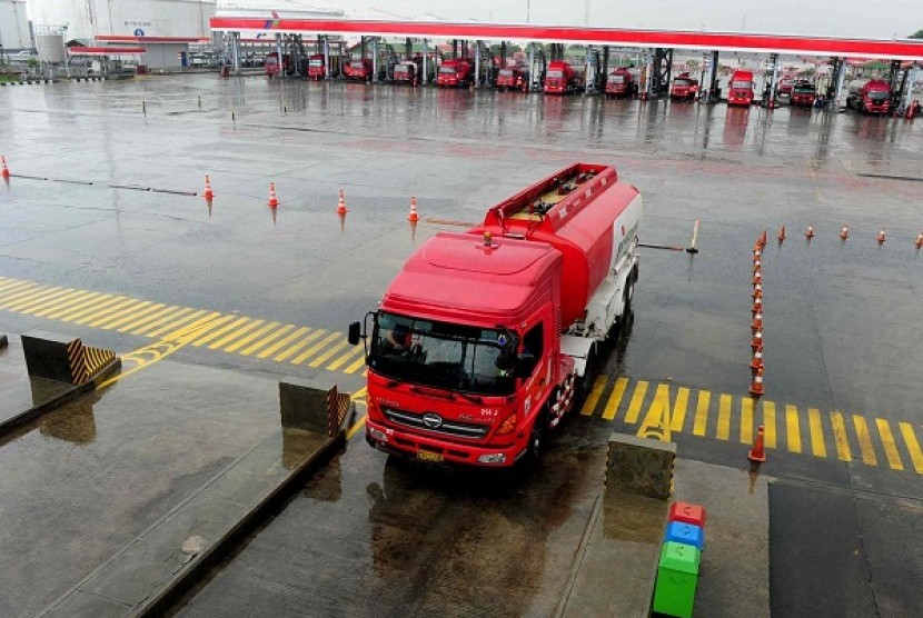 Some Pertamina's container trucks deliver fuel supply in Jakarta. The Indonesian company cancels its acquisition of 32 percent shares of a US oil company based in Venezuela. (illustration)