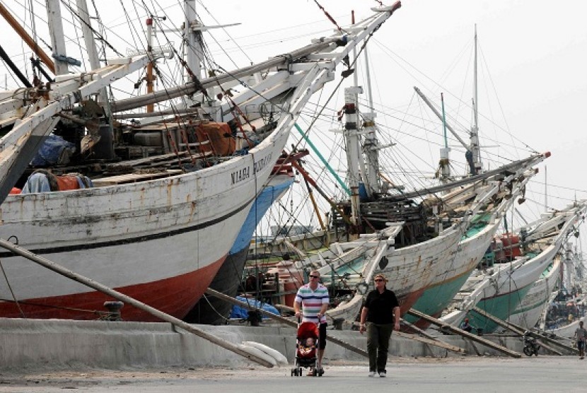 Some pinisi ships, traditional Indonesian sailing ships, anchor in Sunda Kelapa. (illustration)