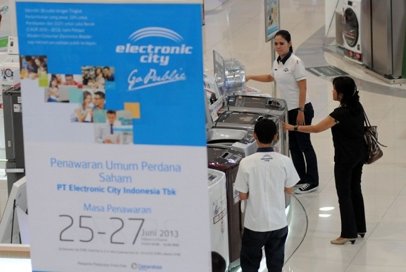 Some potential buyers visit an Electronic City outlet in Jakarta. (file photo)
