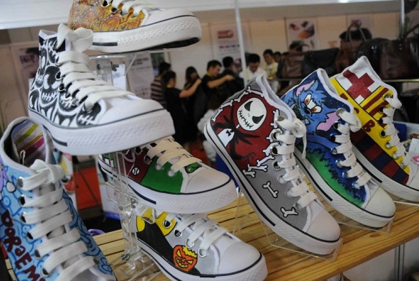 Sejumlah sepatu dipamerkan di Indonesia Footwear Creative Competition (IFCC).