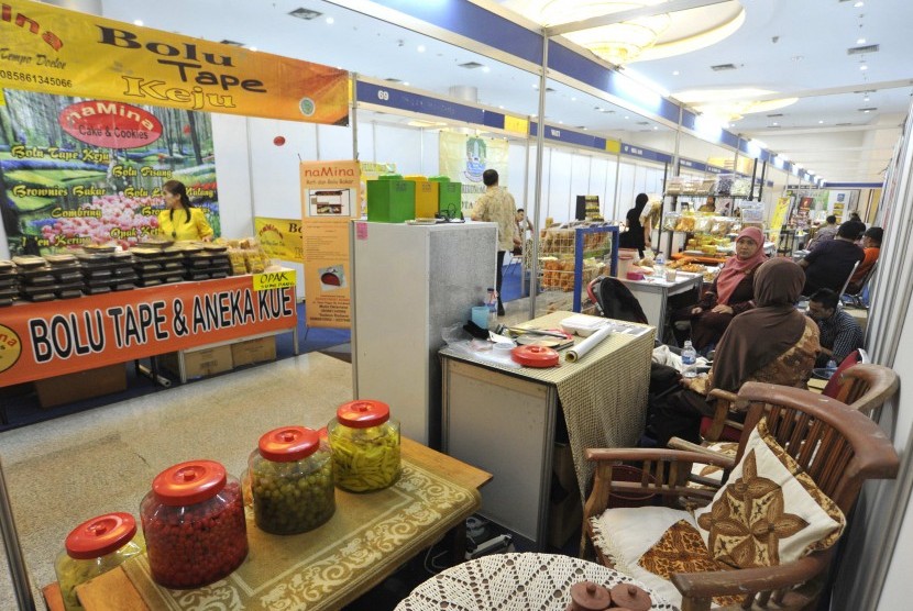 Some products of small medium enterprises (SME) are on display at an expo in Jakarta recently. Global uncertainty does not impact on business confidence in Indonesia, as a survey shows the confidence level increases 17 points since April 2012. (illustration)