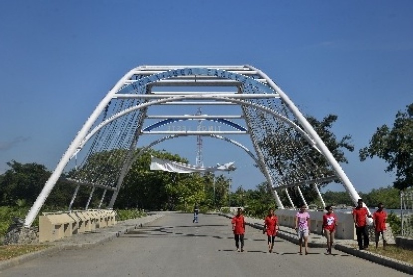Some residents cross the bridge in Atapupu, the border between East Nusa Tenggara (Indonesia) and Timor Leste. (file photo)