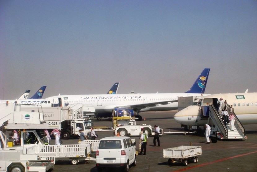Some Saudi Arabian Airlines parks some airplanes at Bandara Soekarno. (illustration) 